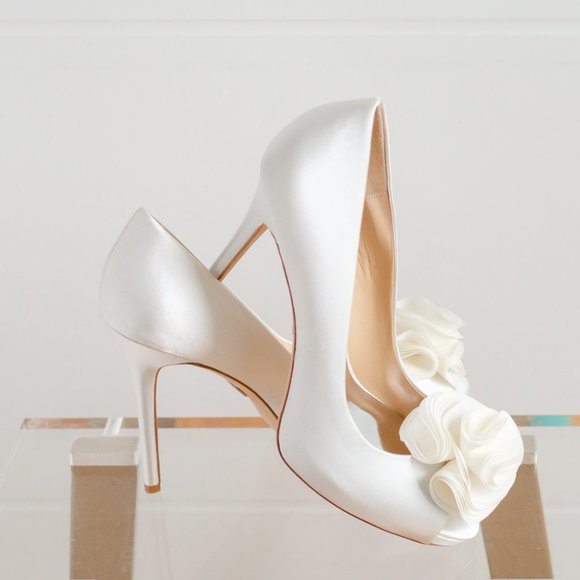 Badgley Mischka Amber White Satin Wedding High Heels 8 Open Toe Pump - Picture 1 of 7